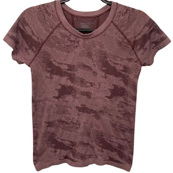 Athleta Camo Tee Shirt Activewear Short Sleeve Crewneck Red Purple Size Medium - Picture 1 of 4
